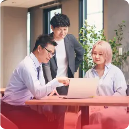 複数人で相談している様子